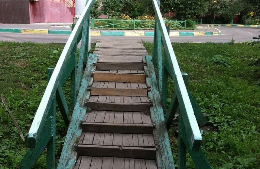 "Поработали": в Южном Бутово появилась новая опасная лестница 4 фото