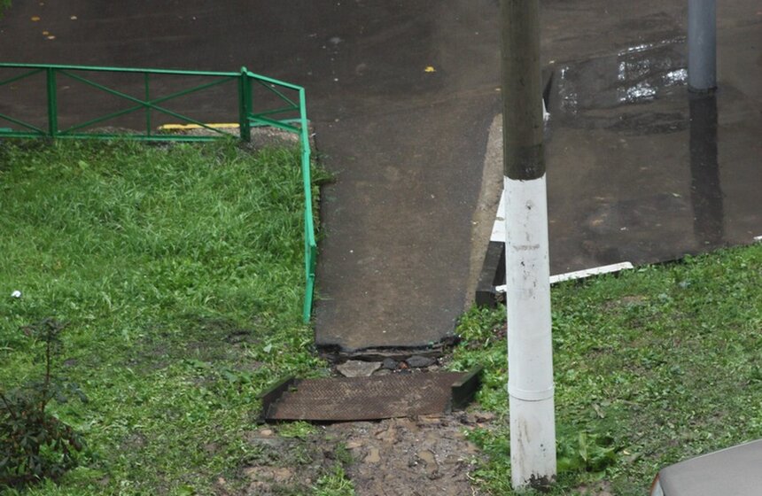 "Поработали": в Южном Бутово появилась новая опасная лестница 2 фото