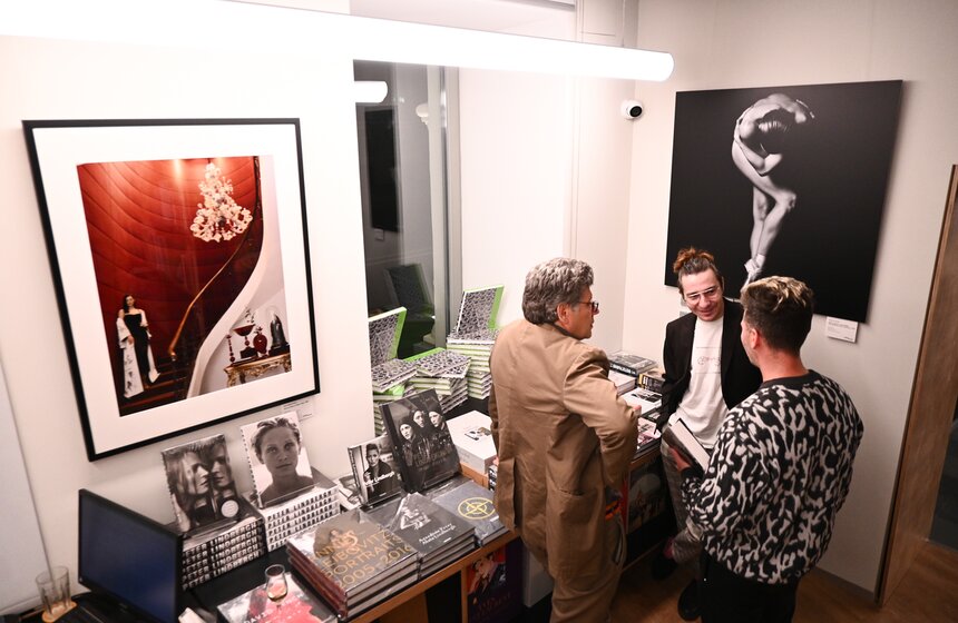 Выставка "Высокий полет Мелвина Соколски" открылась в галерее Люмьер 1 фото