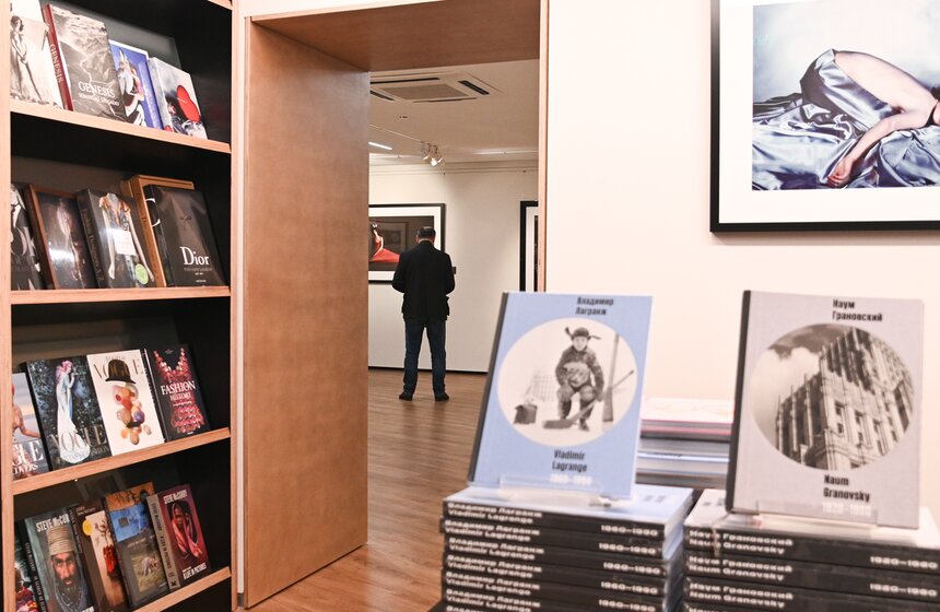 Выставка "Высокий полет Мелвина Соколски" открылась в галерее Люмьер 22 фото