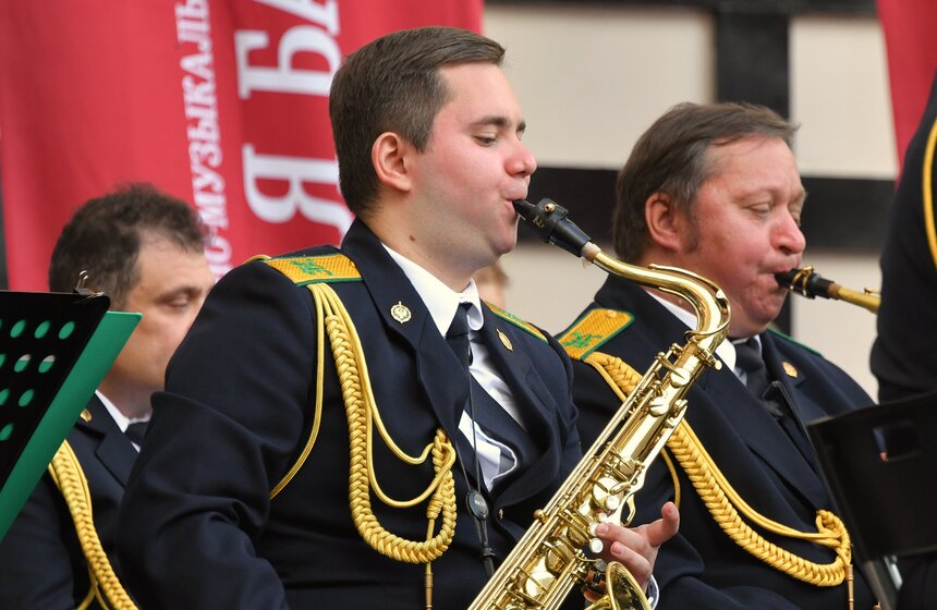Военные оркестры сыграли в парках столицы 26 фото