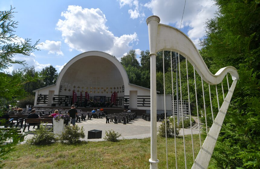 Военные оркестры сыграли в парках столицы 15 фото