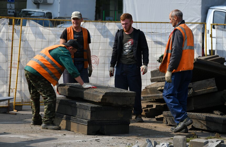 В Москве производят ремонт трамвайных путей без остановки движения 14 фото