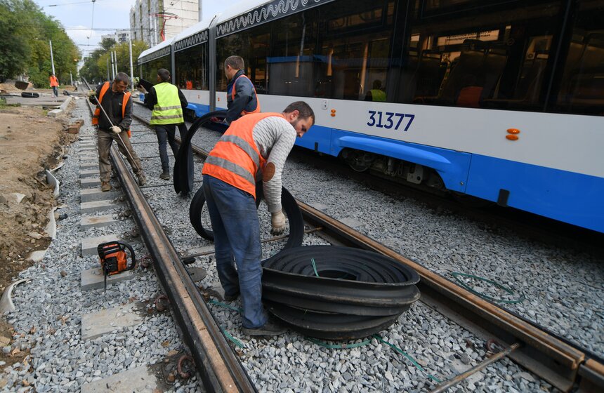 В Москве производят ремонт трамвайных путей без остановки движения 3 фото