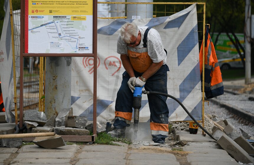 В Москве производят ремонт трамвайных путей без остановки движения 6 фото