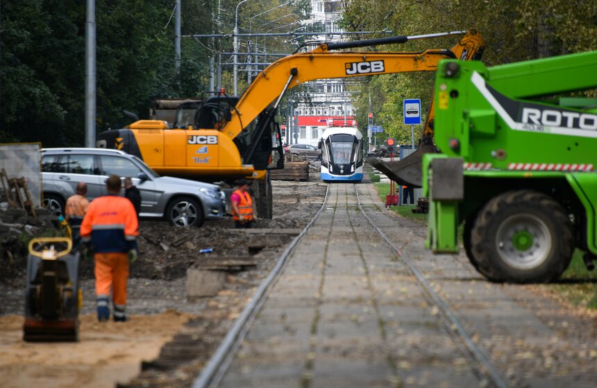 В Москве производят ремонт трамвайных путей без остановки движения 19 фото