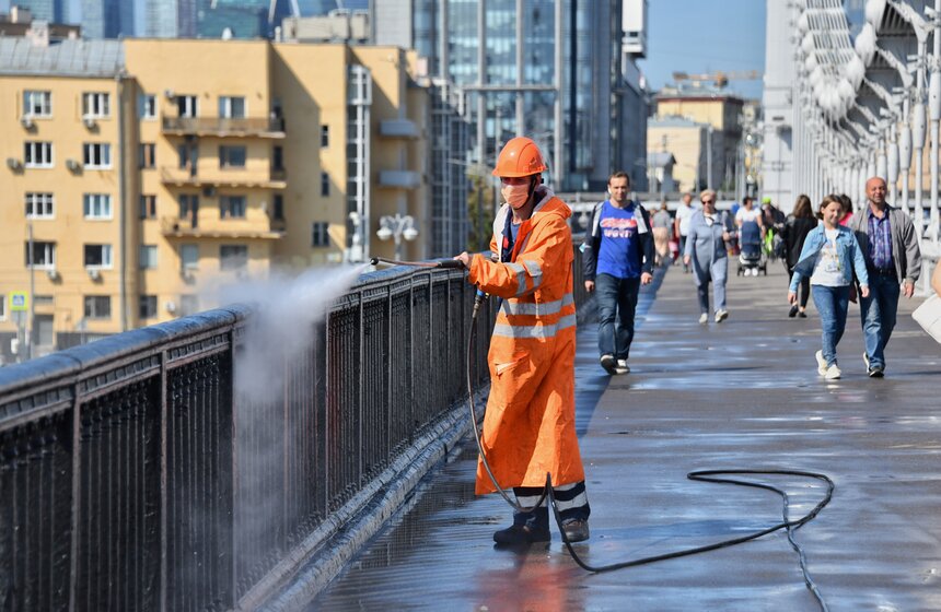 В Москве помыли дороги и тротуары перед осенним сезоном 17 фото