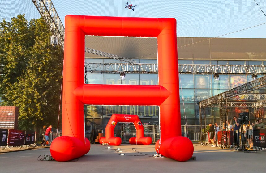 На ВДНХ прошел международный фестиваль по дрон-рейсингу 18 фото