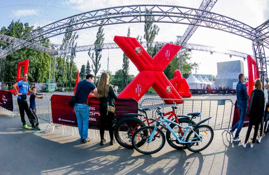 На ВДНХ прошел международный фестиваль по дрон-рейсингу 5 фото