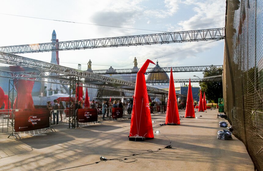 На ВДНХ прошел международный фестиваль по дрон-рейсингу 6 фото