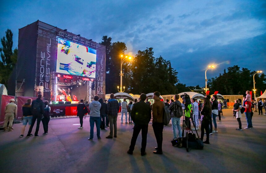 На ВДНХ прошел международный фестиваль по дрон-рейсингу 23 фото