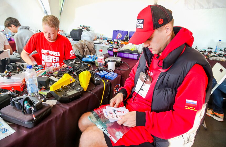 На ВДНХ прошел международный фестиваль по дрон-рейсингу 12 фото