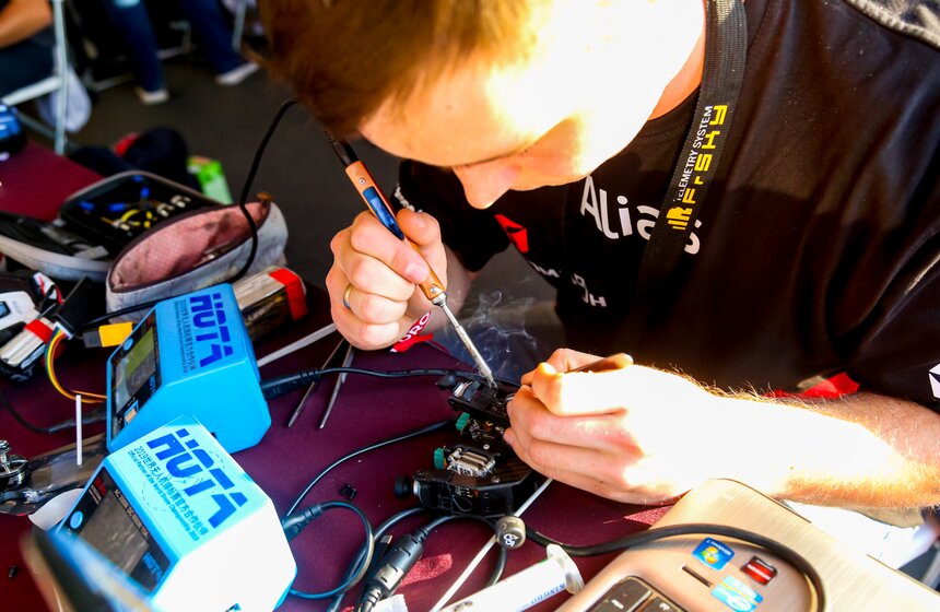 На ВДНХ прошел международный фестиваль по дрон-рейсингу 14 фото