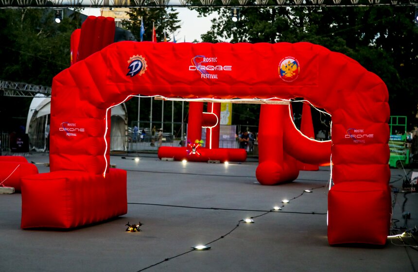 На ВДНХ прошел международный фестиваль по дрон-рейсингу 21 фото