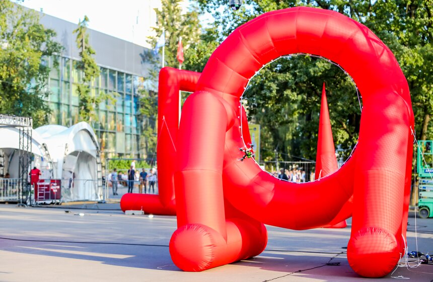 На ВДНХ прошел международный фестиваль по дрон-рейсингу 4 фото