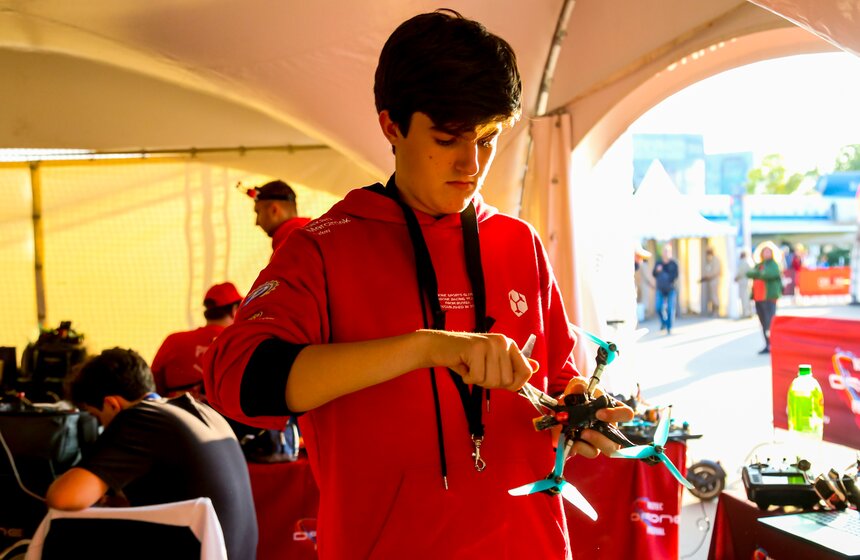 На ВДНХ прошел международный фестиваль по дрон-рейсингу 15 фото