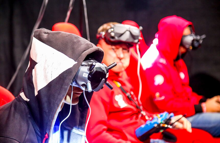 На ВДНХ прошел международный фестиваль по дрон-рейсингу 26 фото