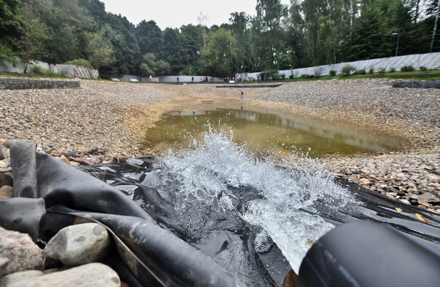 В парке Сокольники запустили воду в Собачий пруд 9 фото