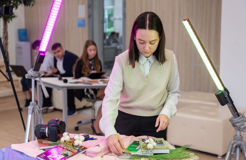 Собянин: в Москве проведено масштабное благоустройство школьных дворов и стадионов 14 фото