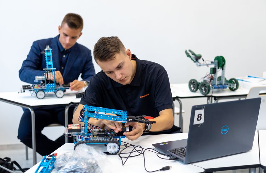 Собянин: в Москве проведено масштабное благоустройство школьных дворов и стадионов 5 фото