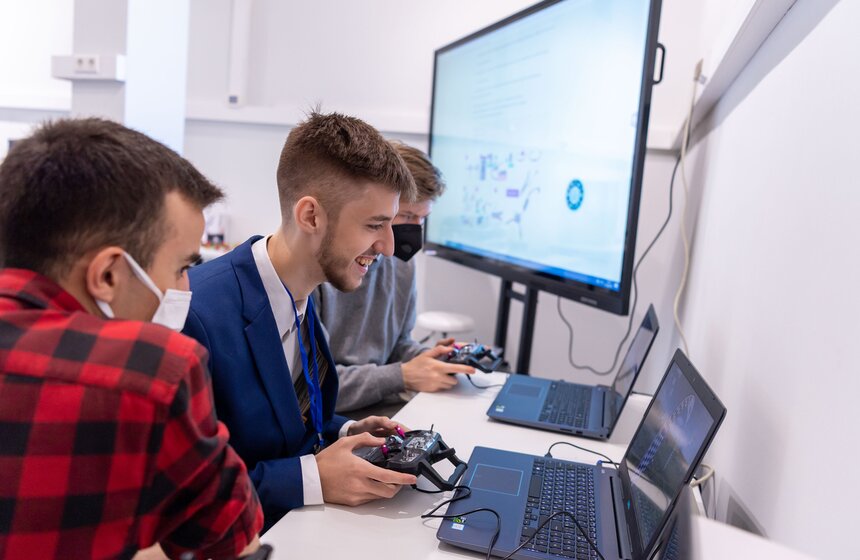 Собянин: в Москве проведено масштабное благоустройство школьных дворов и стадионов 8 фото