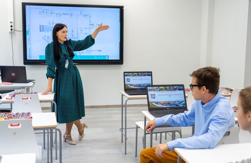 Собянин: в Москве проведено масштабное благоустройство школьных дворов и стадионов 13 фото