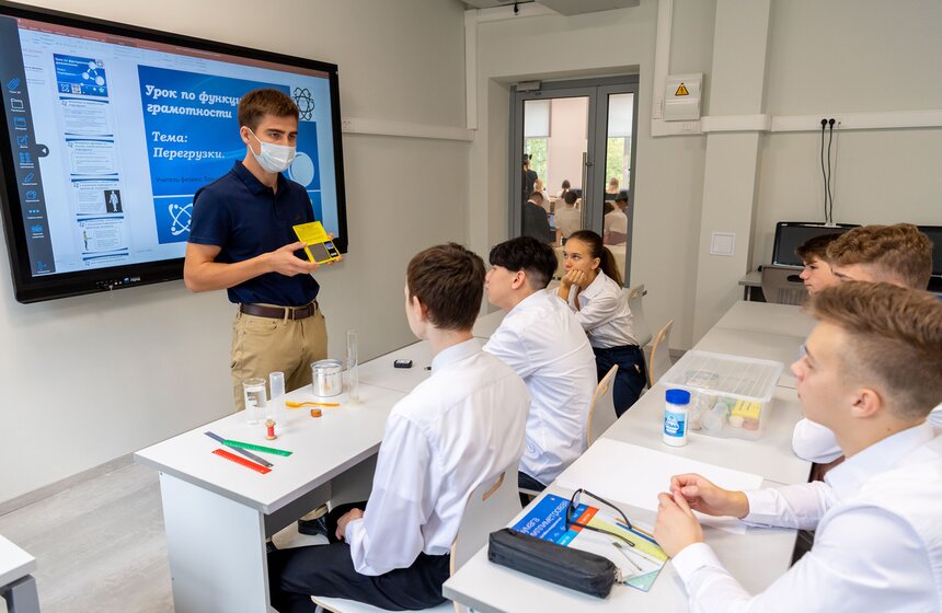 Собянин: в Москве проведено масштабное благоустройство школьных дворов и стадионов 11 фото