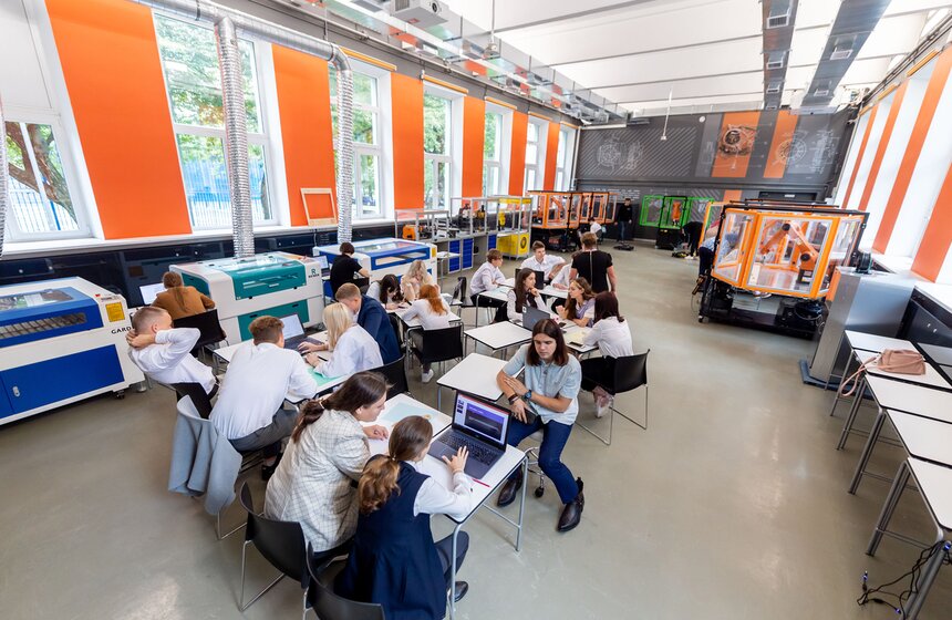 Собянин: в Москве проведено масштабное благоустройство школьных дворов и стадионов 1 фото