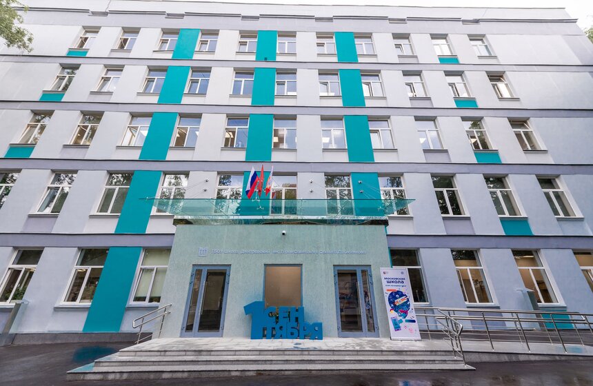 Собянин: в Москве проведено масштабное благоустройство школьных дворов и стадионов 16 фото