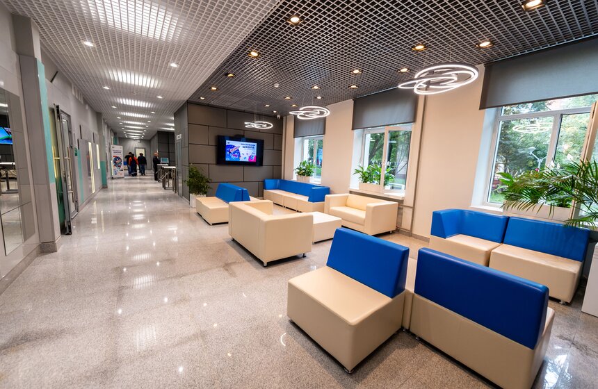 Собянин: в Москве проведено масштабное благоустройство школьных дворов и стадионов 15 фото