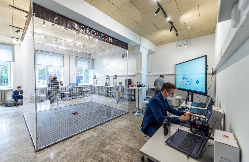 Собянин: в Москве проведено масштабное благоустройство школьных дворов и стадионов 12 фото