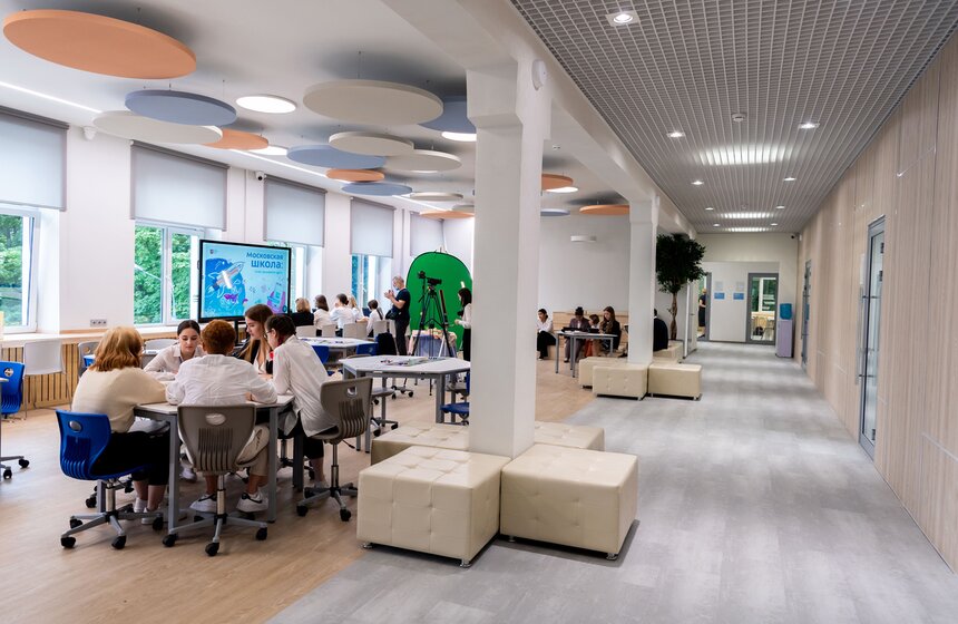 Собянин: в Москве проведено масштабное благоустройство школьных дворов и стадионов 9 фото