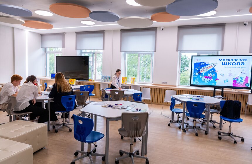 Собянин: в Москве проведено масштабное благоустройство школьных дворов и стадионов 3 фото