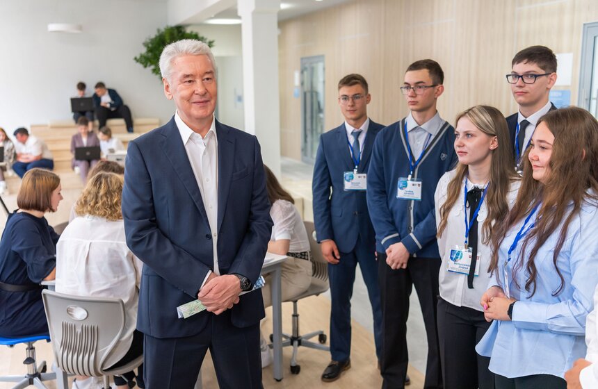 Собянин: в Москве проведено масштабное благоустройство школьных дворов и стадионов 6 фото