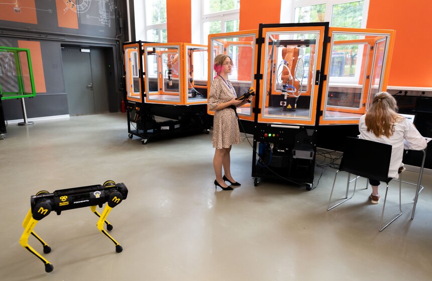 Собянин: в Москве проведено масштабное благоустройство школьных дворов и стадионов 7 фото