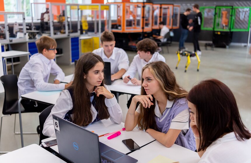 Собянин: в Москве проведено масштабное благоустройство школьных дворов и стадионов 4 фото