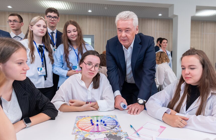 Собянин: в Москве проведено масштабное благоустройство школьных дворов и стадионов 10 фото