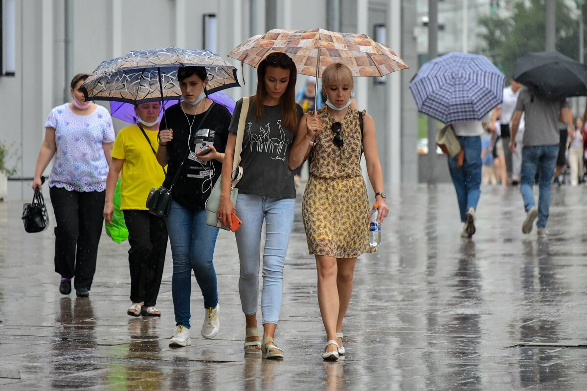 Москва был ли дождь. Лето в городе. Москва лето люди. Жара в городе. Ветер летом в Москве.