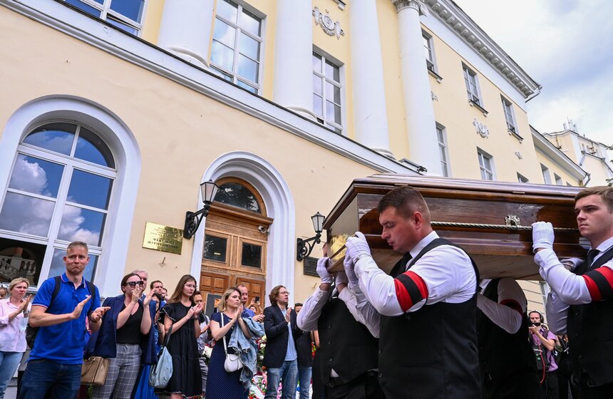 В Москве простились с Ясеном Засурским 20 фото