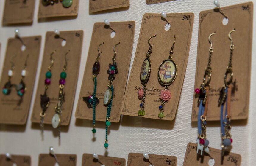 Ярмарка "HandMade подарки к Новому году" проходит в Сокольниках 21 фото