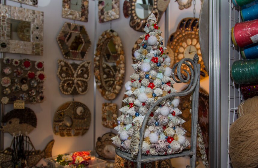 Ярмарка "HandMade подарки к Новому году" проходит в Сокольниках 1 фото