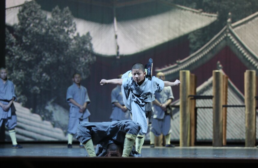 Шаолиньские монахи привезли в Москву шоу "Последний рубеж" 2 фото