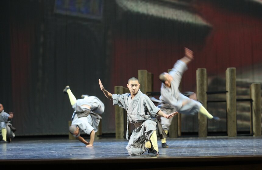 Шаолиньские монахи привезли в Москву шоу "Последний рубеж" 9 фото
