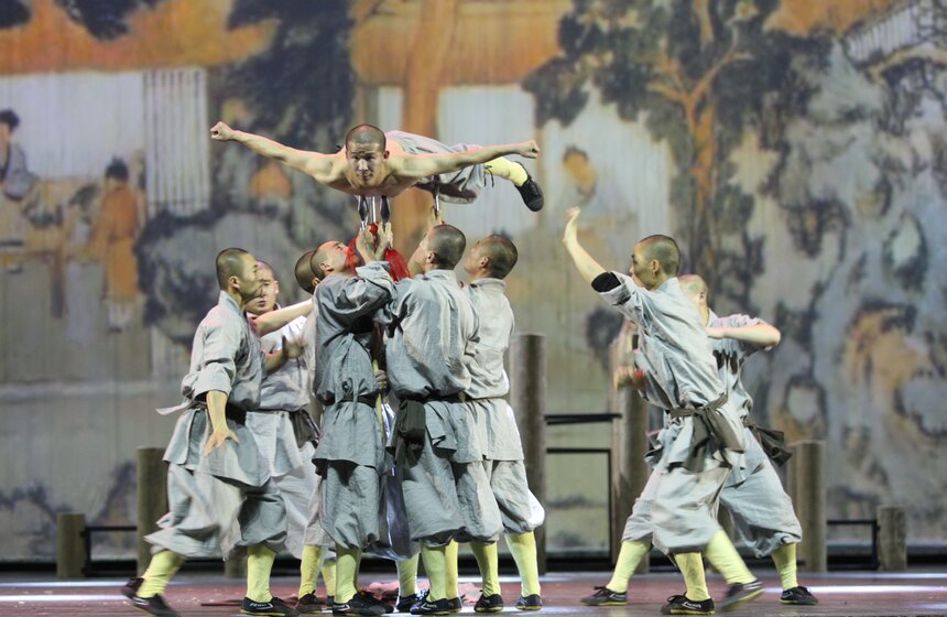 Шаолиньские монахи привезли в Москву шоу "Последний рубеж" 10 фото