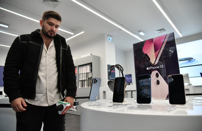 В России стартовали продажи новых iPhone 13 6 фото