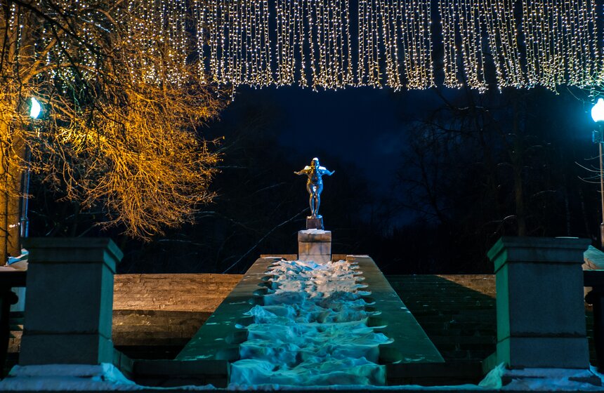 Улицы Москвы украсили к Новому году 6 фото