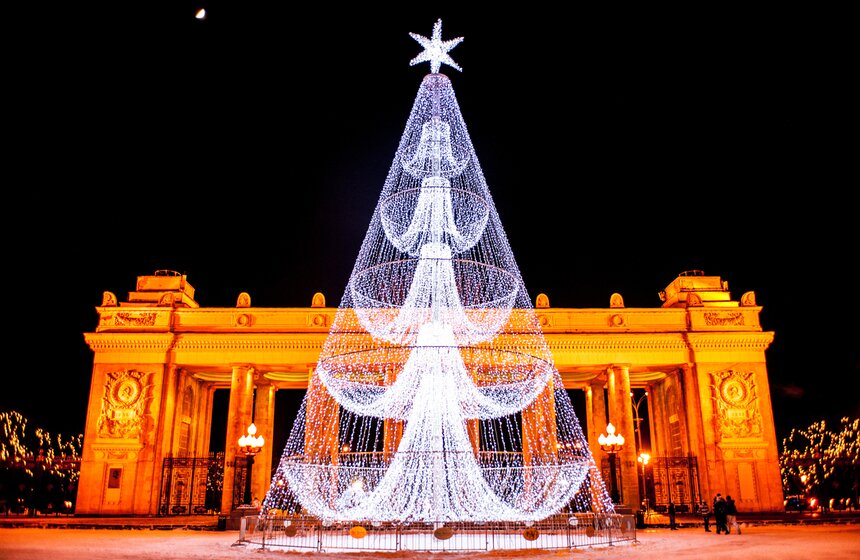 Улицы Москвы украсили к Новому году 11 фото