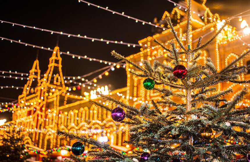 Улицы Москвы украсили к Новому году 13 фото