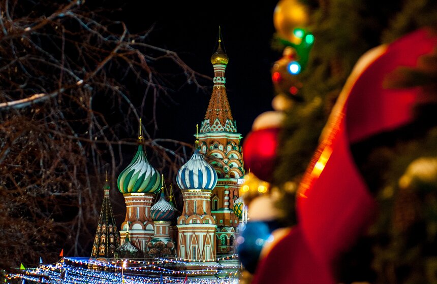 Улицы Москвы украсили к Новому году 17 фото