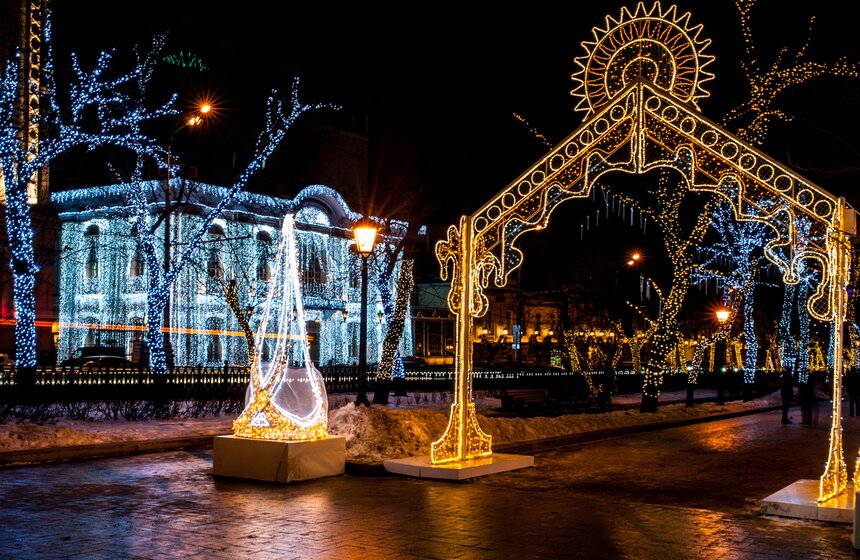 Улицы Москвы украсили к Новому году 2 фото